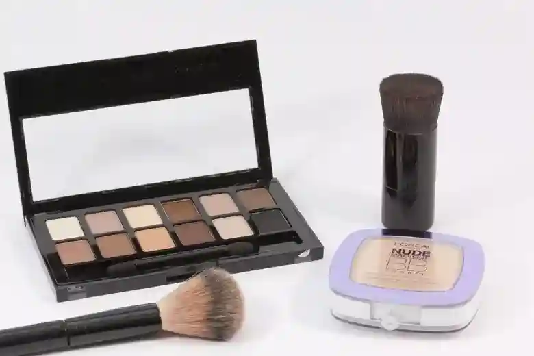 Bingung Pilih Bedak Tabur vs Bedak Padat Ini Perbedaanya